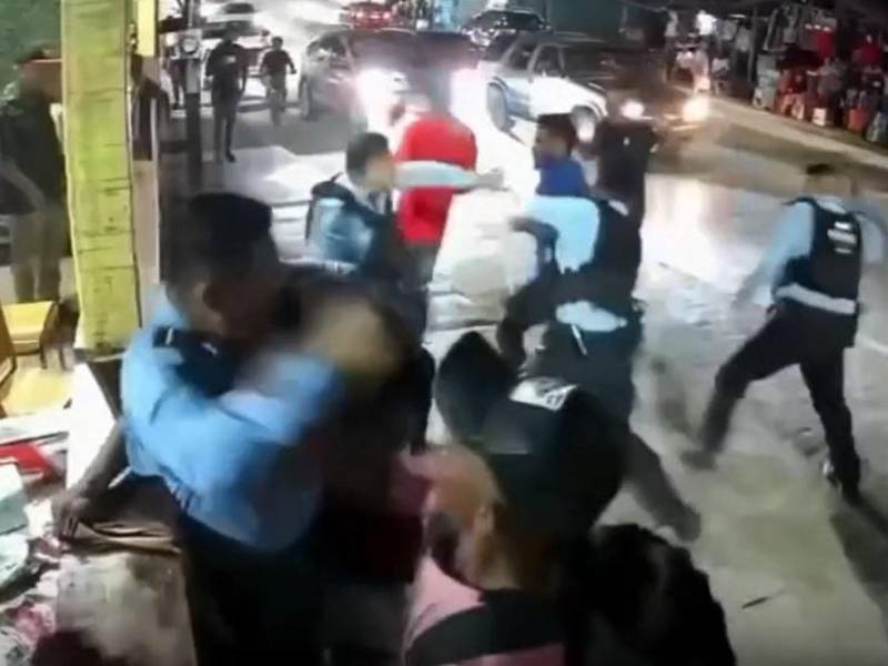 El comisario de policía detalló que uno de los agentes resultó con una herida en la cabeza provocada por el impacto de una botella.