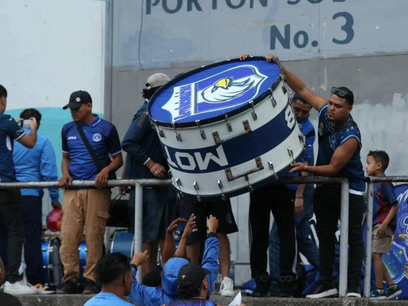 La Revo, barra de Motagua, previo a su ingreso al Nacional.