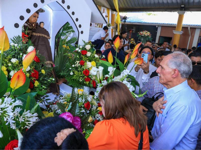 El presidente de la República Nasry Asfura, compartió con centenares de feligreses la celebración religiosa en honor a San Antonio de Padua, santo patrón del municipio de Langue, Valle.