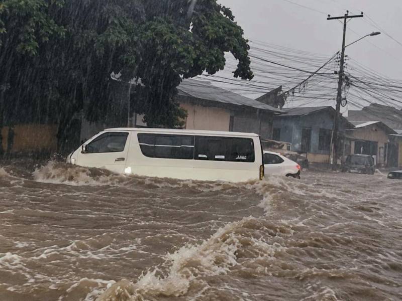 Las fuertes lluvias registradas este viernes dejaron calles inundadas, vehículos varados y fuertes corrientes de agua en diferentes sectores de San Pedro Sula.
