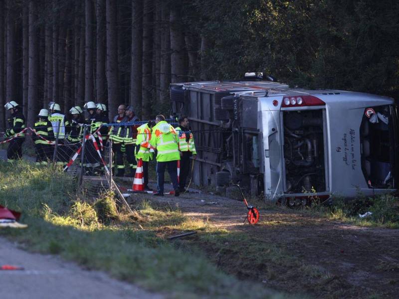 En el autocar viajaban entre 40 y 50 personas, informaron los medios.