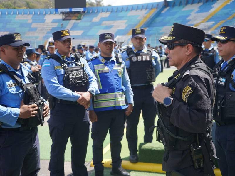 La Policía recordó que está estrictamente prohibido ingresar armas de fuego, objetos punzocortantes, pólvora, dispositivos láser, envases de vidrio o plástico y cualquier objeto contundente que pueda poner en riesgo la integridad de los asistentes.