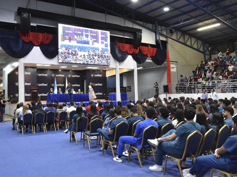 Más de 200 estudiantes de la Facultad de Ciencias Médicas de UNITEC, participaron en el tradicional acto de investidura de la Bata Blanca.