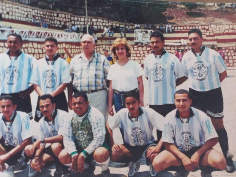 El equipo de fútbol de la Estación Central del Cuerpo de Bomberos. Explica que fue tomada en el año 2002, precisamente en el lugar donde actualmente se encuentra.