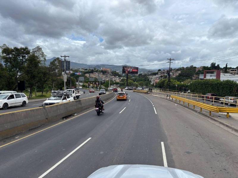 Proyectos viales en Tegucigalpa y Comayagüela buscan mejorar tránsito, mientras residentes denuncian obras inconclusas y abandono de tramos.