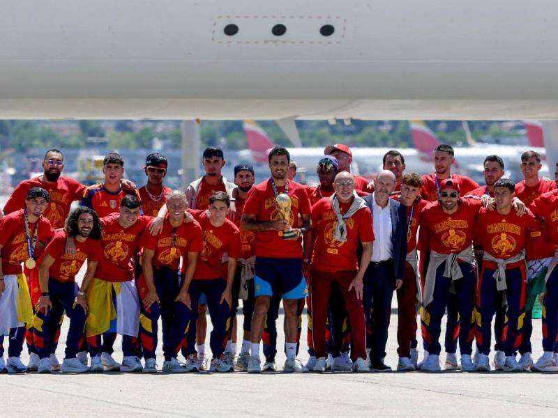 El equipo, encabezado por Luis de la Fuente y con el trofeo dorado en manos del capitán Rodri Hernández, iniciará una celebraciones con recepciones oficiales y un recorrido por las calles de la capital.