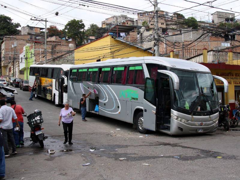 La falta de resultados electorales y el temor ciudadano han provocado menos compras y menos pasajeros en rutas hacia el interior del país.