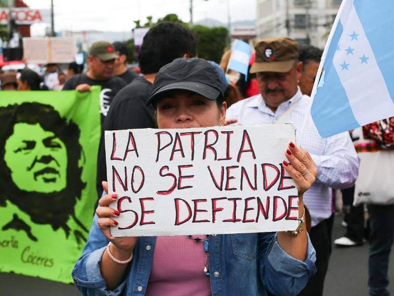 Con pancartas y banderas la movilización se dirigió hasta el centro de la capital, mientras los desfiles se desarrollaban en el bulevar Morazán.