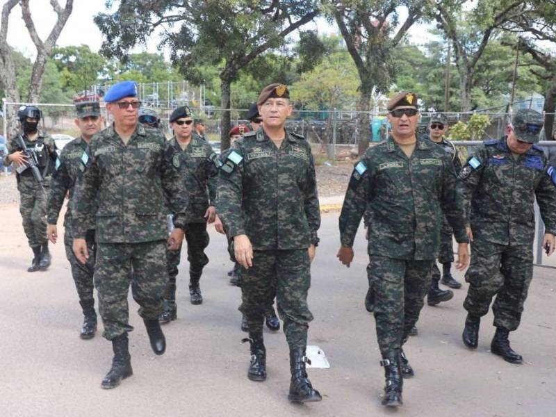Durante el recorrido por el Centro Logístico Electoral del Infop.