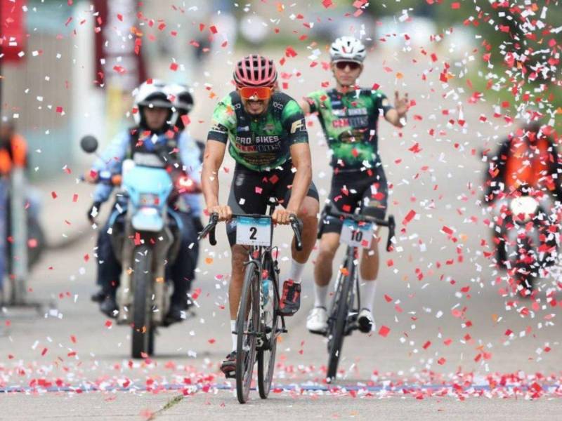César Castillo cruzó la meta escoltado, entre serpentinas, aplausos y las ovaciones del público como campeón en la edición pasada.