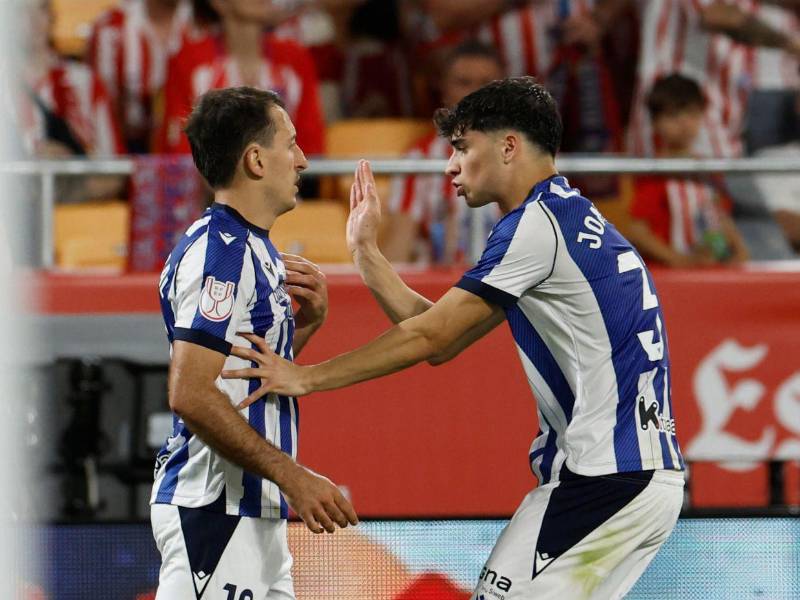 Oyarzabal adelantó a la Real antes del descanso.