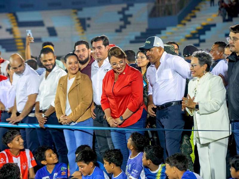 La mandataria estuvo acompañada en la inauguración por funcionarios encargados de la cultura y el deporte.