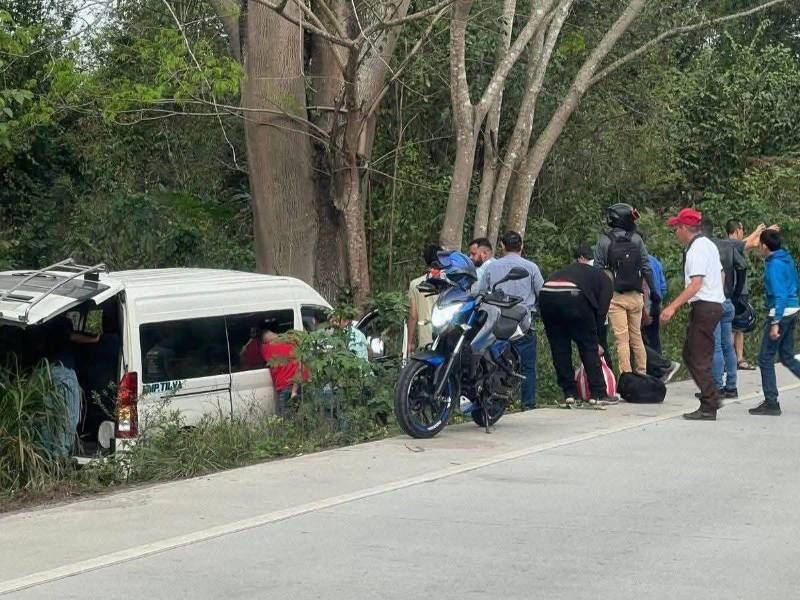 Bus se estrella contra un árbol y deja más de 10 heridos en Quimistán.