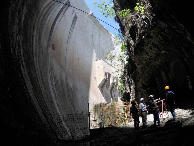 La imponente estructura de concreto de la represa Francisco Morazán es una obra de seguridad nacional, que ya tiene 41 años de operatividad continua generando el 30% de la energía que los hondureños consumen.