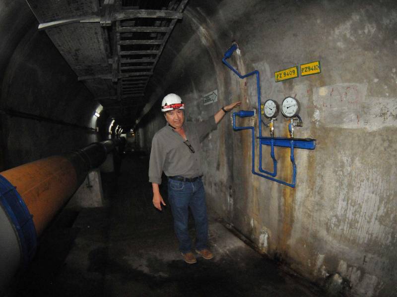 El ingeniero Rolando Rodríguez muestra la variedad de aparatos instalados en los 15 kilómetros de t<b>úneles que sirven para monitorear </b>la integridad de la estructura de la represa de El Cajón.