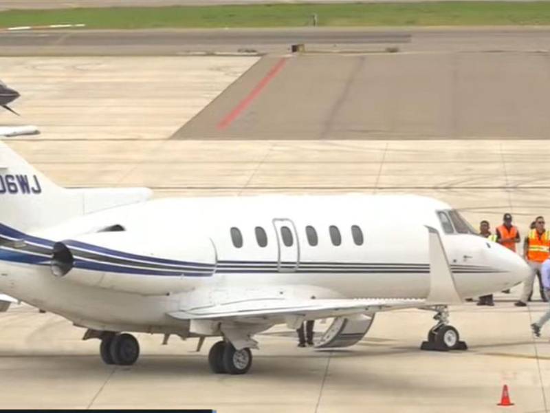 La aeronave que trasladaba al expresidente Juan Orlando Hernández aterrizó este domingo en el Aeropuerto Internacional Palmerola, donde era esperado por su esposa Ana García, sus hijos Isabella, Daniela y Juan Orlando Hernández, además de su madre, doña Elvira, y otros familiares.