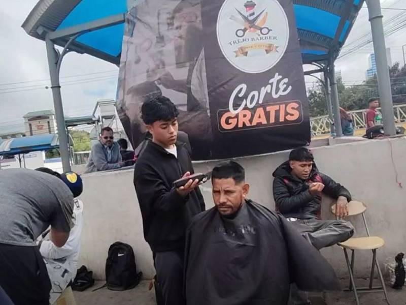 <i>La barbería de don José Trejo atiende a un paciente en el bulevar Suyapa, donde cada domingo ofrece cortes gratuitos como gesto de solidaridad.</i>​​​​​​