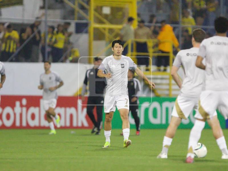 Son Heung-Min realiza calentamiento con LAFC en la cancha del estadio Morazán.