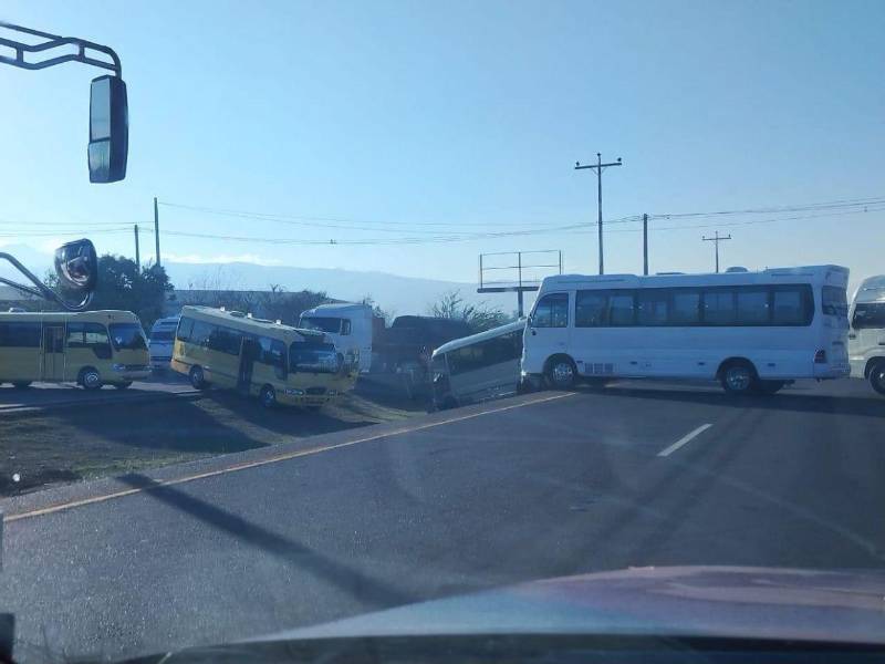 Unidades de transporte bloquean la CA-5 en Siguatepeque, interrumpiendo el paso entre Tegucigalpa y San Pedro Sula.