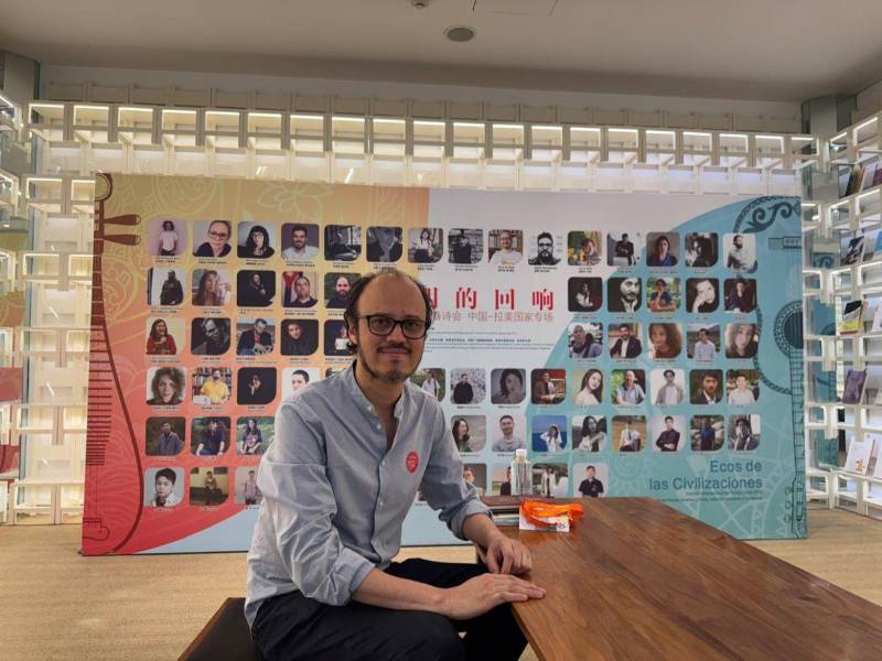 El poeta hondureño y director de la Editorial Universitaria de la UNAH, dictó esta ponencia en el Festival Internacional de Poesía Joven 2025, organizado por la Asociación China de Escritores.