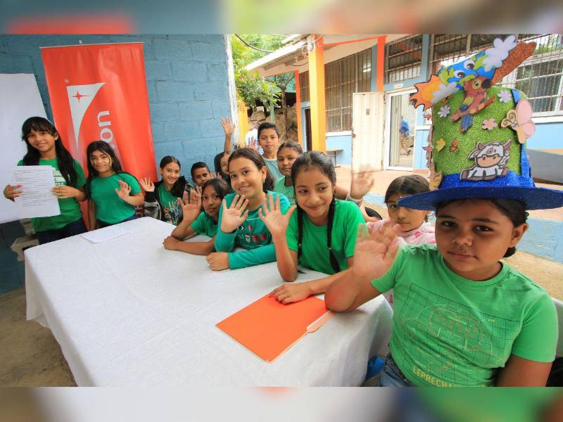 Con la colaboración de World Vision, la nueva generación de defensores ambientales del CEB Rafael Pineda Ponce expuso frente a toda la escuela.