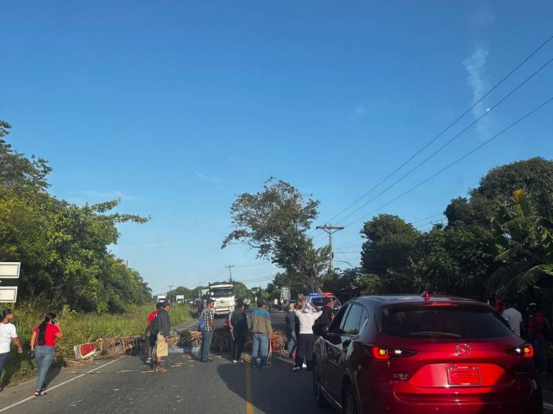 Un grupo de campesinos y pobladores mantienen bloqueada la carretera CA-13, entre El Progreso y Tela, como parte de una jornada de protestas que afectan este lunes la circulación en varios ejes carreteros del país. Una de las exigencias es la derogación del decreto de Ley para el Fortalecimiento y Protección del Sector Agroindustrial, Proyectos de Energía, Turismo, Ganadería y Pequeños Productores Agrícolas.