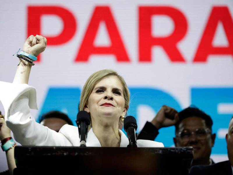 Laura Fernández celebra su triunfo electoral en Costa Rica mientras recibe felicitaciones internacionales.