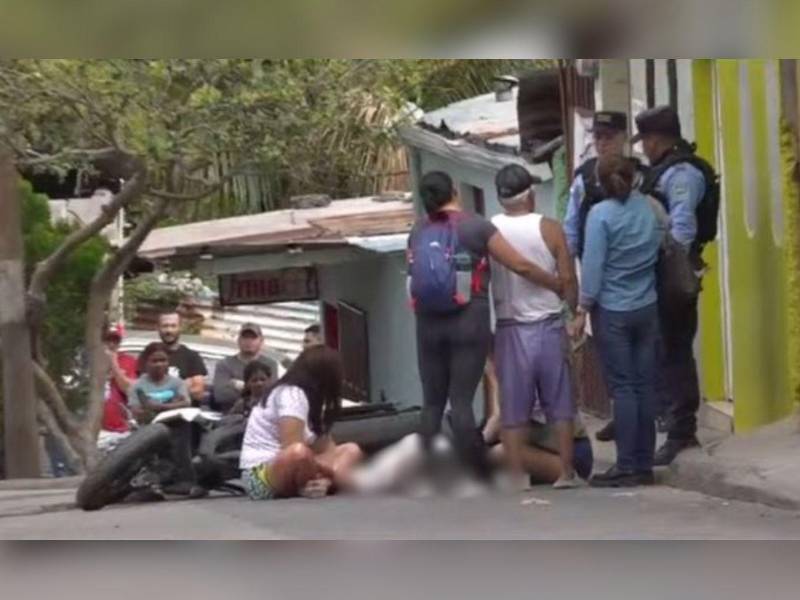 Hasta el lugar llegaron los familiares de la pareja asesinada.