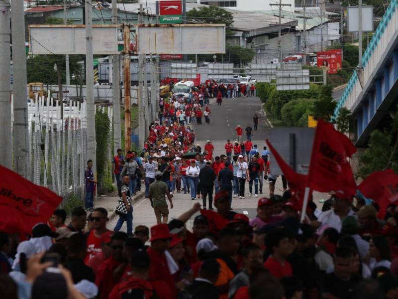 Pese al despliegue logístico, el cierre de calles y la llegada de decenas de autobuses, la movilización de Libre por el aniversario del golpe de Estado de 2009 no logró congregar la cantidad de personas que se esperaba.