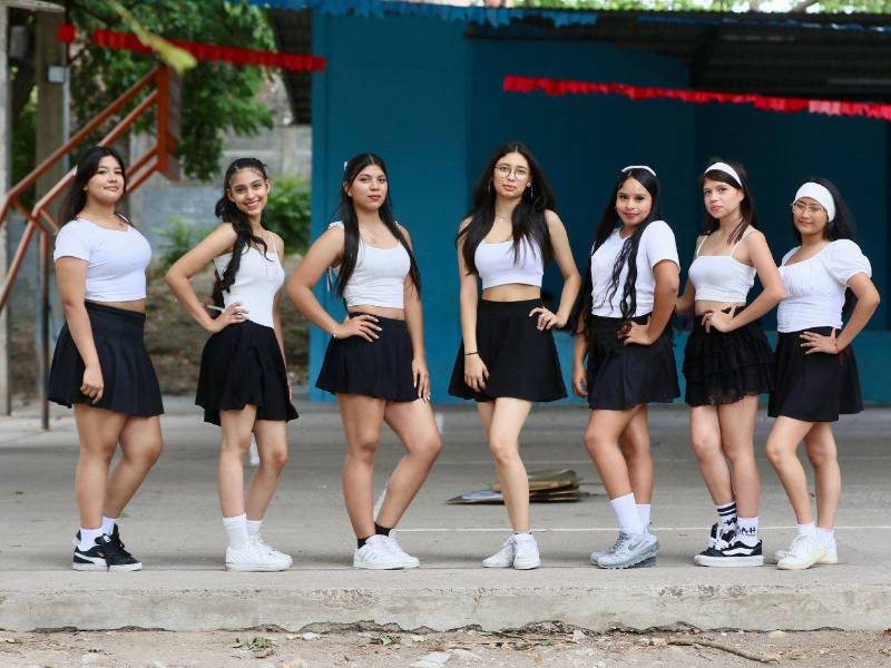 Las bellas chicas heráldicas que llevarán las iniciales del colegio, la mascota y el escudo.
