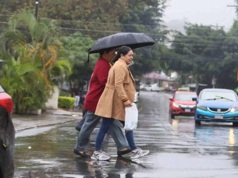 La alerta estará vigente durante 48 horas y las autoridades instan a la población a seguir las instrucciones oficiales y evacuar si existe peligro.