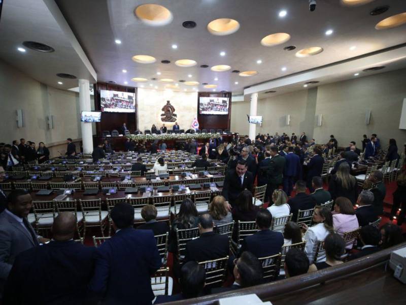 Con puntualidad y en un ambiente de calma, los 128 diputados del Congreso Nacional comenzaron este domingo 25 de enero la primera legislatura del período 2026-2027, marcando el inicio formal de sus labores parlamentarias.