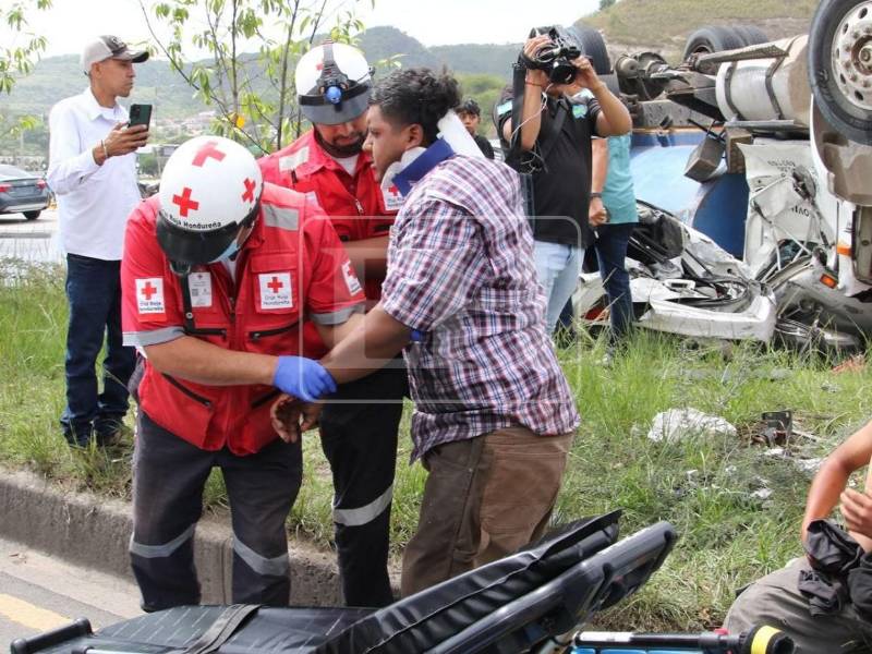 Varias personas fueron estabilizadas por socorristas tras verse afectados por el choque múltiple.