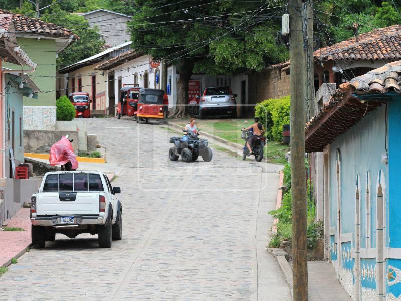 El transitar de sus pobladores por las calles de Lauterique, devela la tranquilidad en medio de la que vive su población.