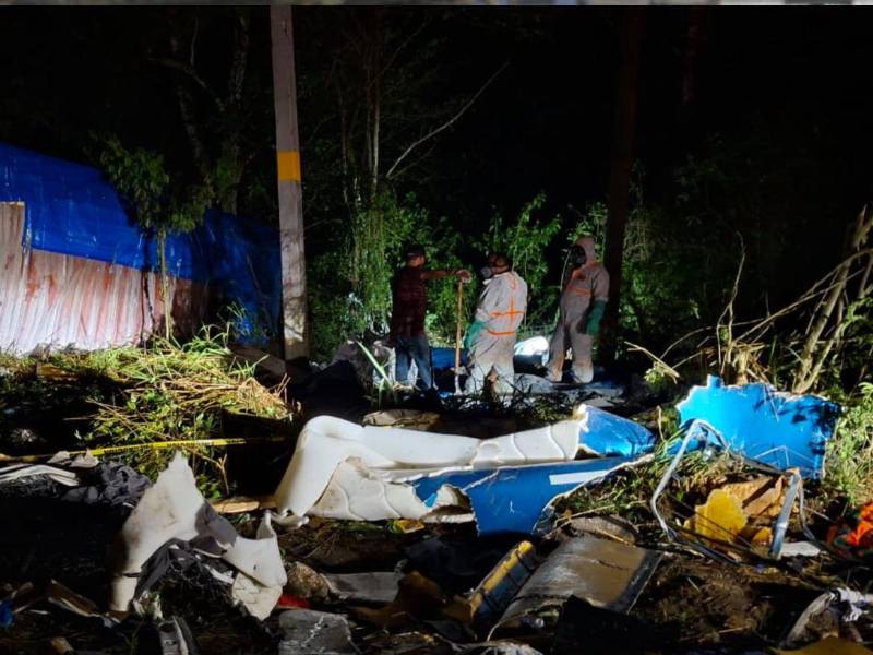 Personal especializado retira el químico de la rastra y lo trasladan a un lugar seguro.