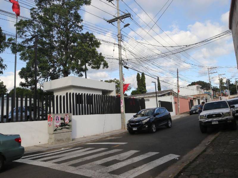 En este otro local, en la esquina opuesta del edificio principal, también se congregaban los miembros de Libre; ahí también está desolado.