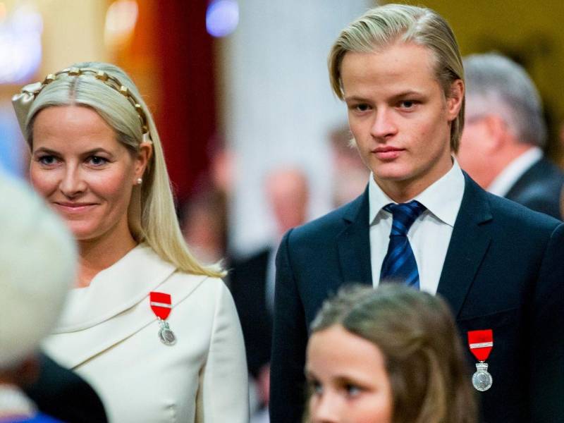 La reina Mette-Marit junto a su hijo.