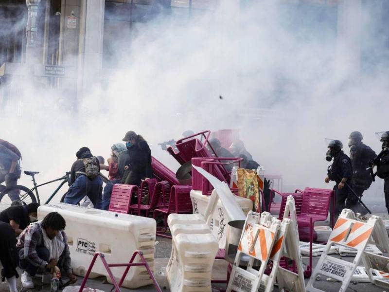 Los enfrentamientos son fuertes entre los manifestantes y las autoridades policiales en Los Ángeles.