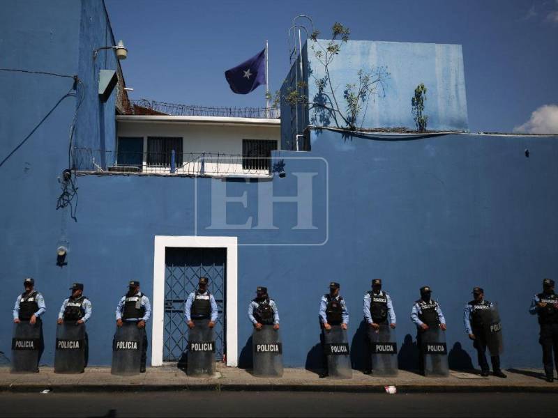 La sede del Partido Nacional (PN) permanece bajo un fuerte resguardo policial este jueves 1 de mayo, en el marco de las movilizaciones por el Día Internacional del Trabajo.