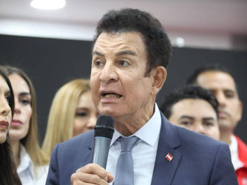 El candidato presidencial del Partido Liberal, Salvador Nasralla, llevaba la ventaja en las elecciones generales del 30 de noviembre, pero ahora Nasry Asfura, del Partido Nacional, es el que lidera los resultados.
