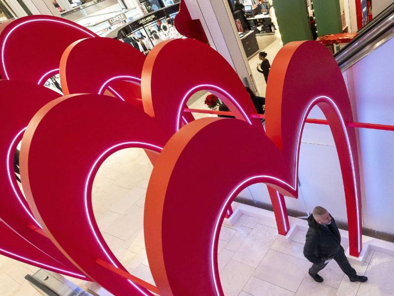 El origen de esta celebración del amor queda situado en la fiesta romana de las lupercales. Entre el 13 y el 15 de febrero se celebraba en la Antigua Roma una fiesta extraña, salvaje y telúrica, cuyos orígenes se pierden en la noche de los tiempos y en la que sus practicantes seguían la costumbre que habían heredado de sus ancestros durante decenas de generaciones.