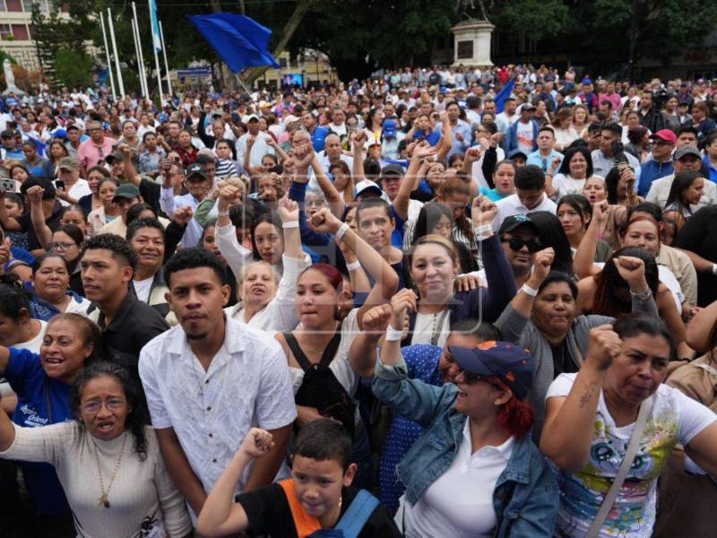 Cientos de simpatizantes del Partido Nacional (PN) se congregaron en el centro de Tegucigalpa este martes 27 de enero para acompañar la toma de posesión del presidente de la República, Nasry Juan Asfura Zablah.