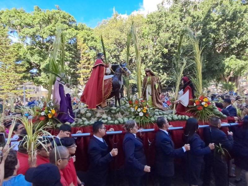 La fe se hizo presente en las calles de Tegucigalpa y Comayagüela, donde cientos de fieles participaron con ramos bendecidos en el inicio de la Semana Santa.