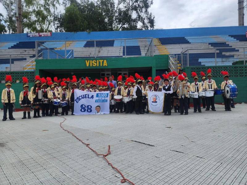 La banda está a cargo de María José Girón quien acompañó la preparación de los estudiantes que conquistaron el primer lugar en un festival de bandas de guerra y marciales en Francisco Morazán.