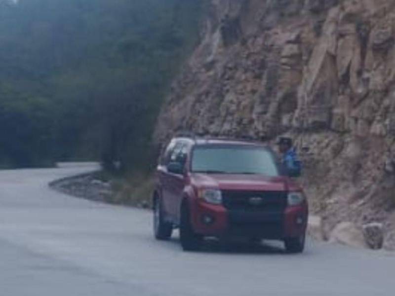 Este es el carro que conducía el policía al momento del ataque de los malvivientes.