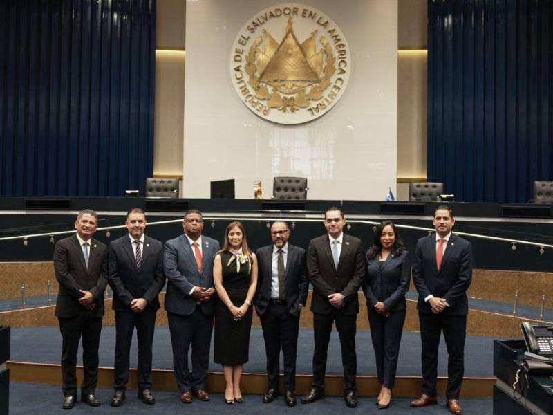 La comitiva de diputados del Congreso Nacional, conocieron el funcionamiento del Legislativo de El Salvador.