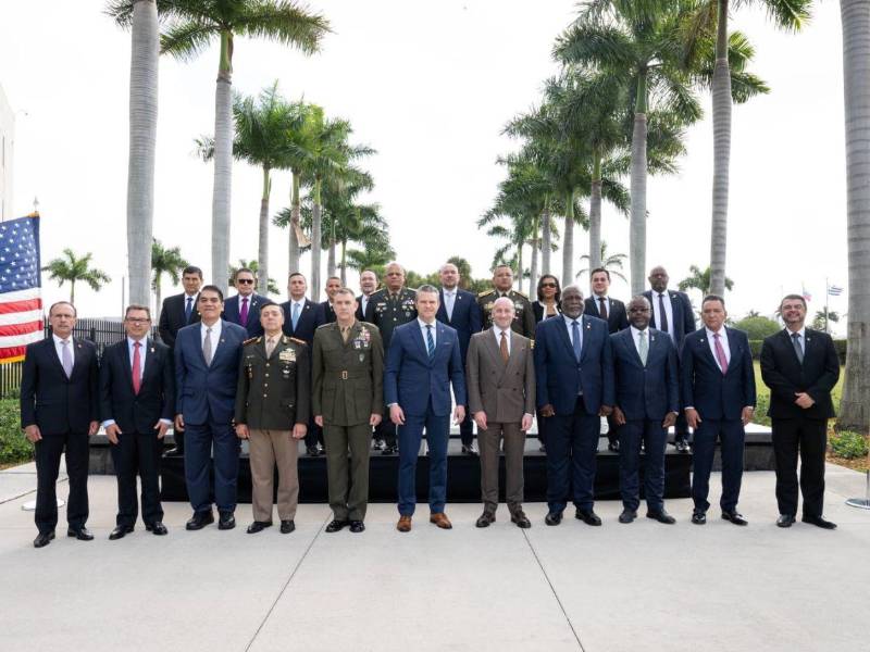 El ministro de Defensa, Enrique Rodríguez Burchard, aparece en la segunda fila, tercero de izquierda a derecha.