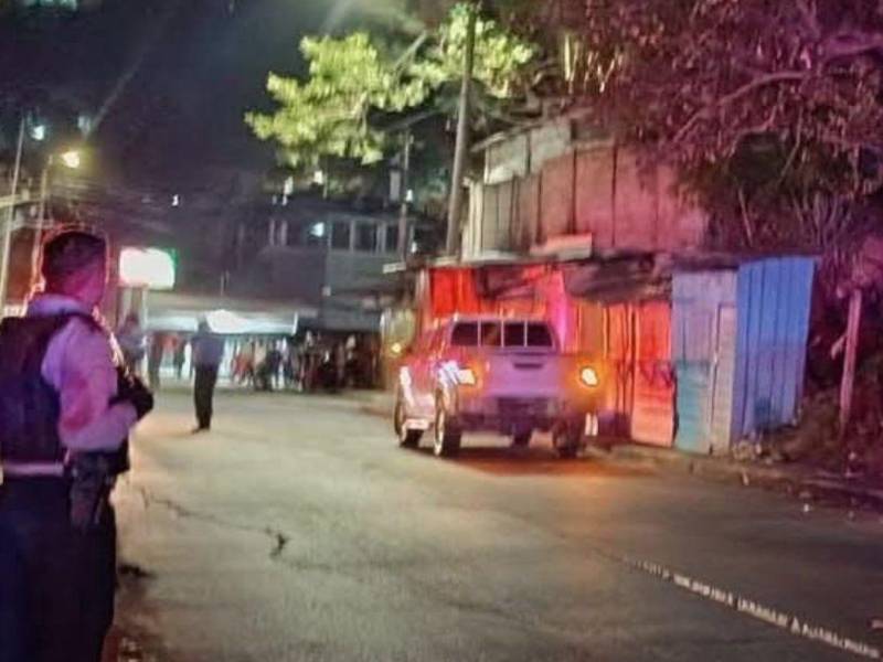 Elementos de la Policía Nacional llegaron a la escena del crimen la noche del marte.