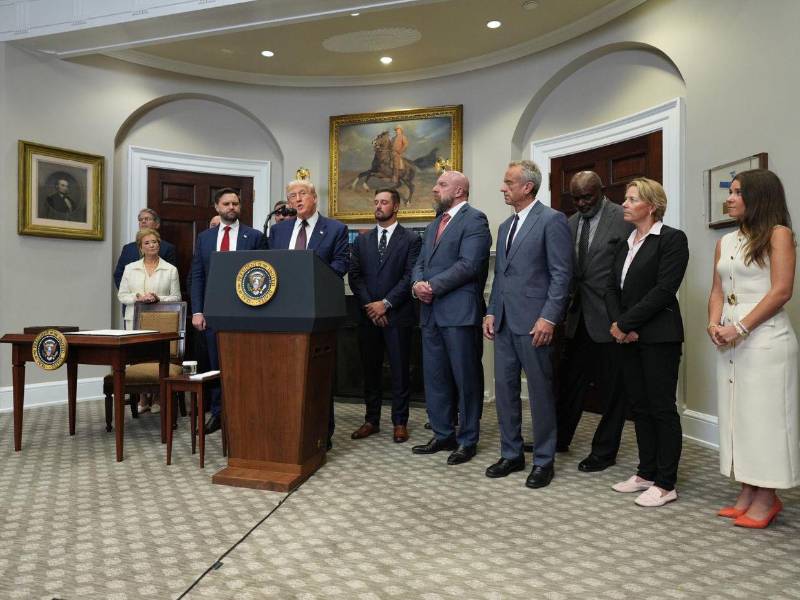 El presidente de Estados Unidos, Donald Trump, habla durante una ceremonia de firma de una orden ejecutiva en la Sala Roosevelt de la Casa Blanca en Washington