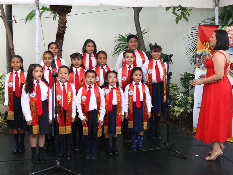 Coro de la Escuela República de Perú, en Tegucigalpa.